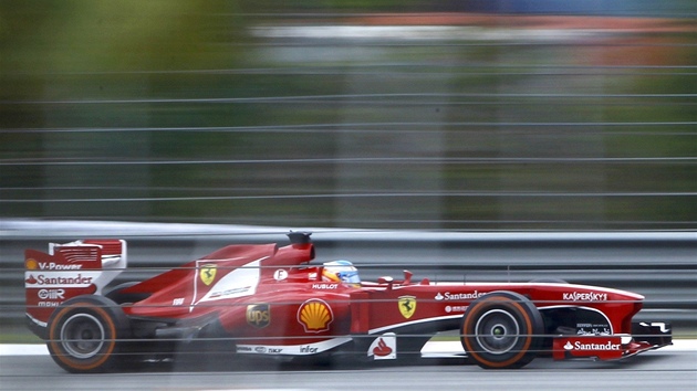 Pilot formule 1 Fernando Alonso jede kvalifikaci na Velkou cenu Malajsie.