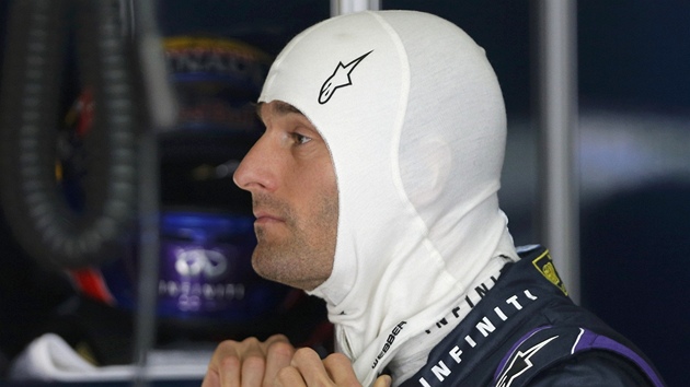 Australsk jezdec Mark Webber se chyst na kvalifikaci Velk ceny Malajsie formule 1.