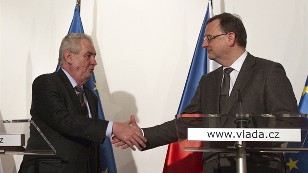 Milo� Zeman a Petr Ne�as na tiskov� konferenci po n�v�t�v� jedn�n� vl�dy.