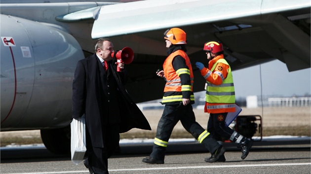 Zchrani na Letiti Vclava Havla trnovali evakuaci cestujcch z hociho boeingu. 