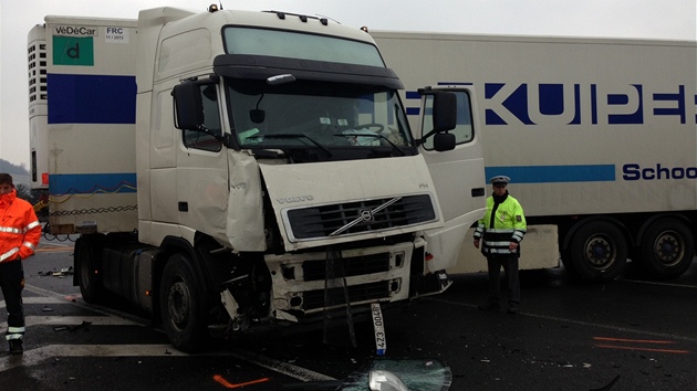 Nehoda kamionu a osobního auta na nadjezdu nad dálnicí D8 u Nové Vsi. 