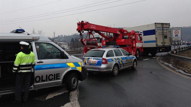 Nehoda kamionu a osobního auta na nadjezdu nad dálnicí D8 u Nové Vsi. 