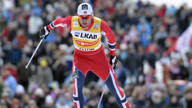 ZA VTZSTVM. Norsk lya Petter Northug na trati zvrenho zvodu sezony, sthaky na 15 km voln ve Falunu.