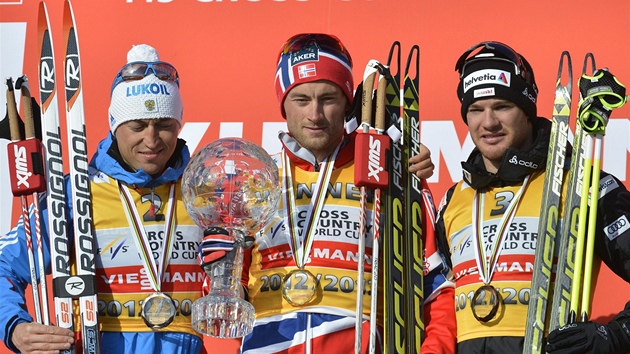 CELKOV POAD. Vtzem Svtovho pohru se stal Petter Northug (uprosted), druh je Alexandr Legkov (vlevo) a tet Dario Cologna.