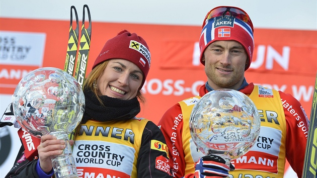 S VELKMI GLBY. Celkov vtzov Svtovho pohru Justyna Kowalczykov (vlevo) a Petter Northug.