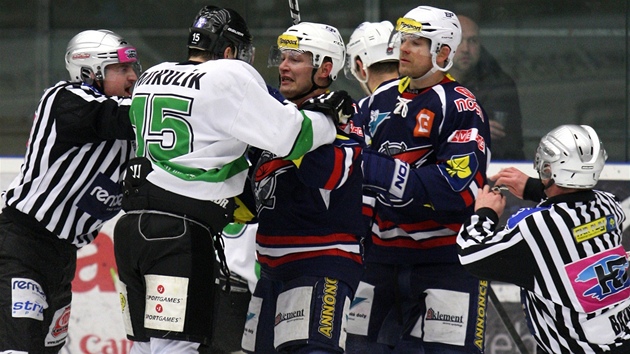 Potyka v barovm utkn o extraligu mezi Chomutovem a Mladou Boleslav.