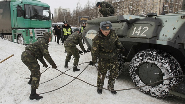 Do boje s kalamitou v Kyjev vyrazila i obrnn vozidla.