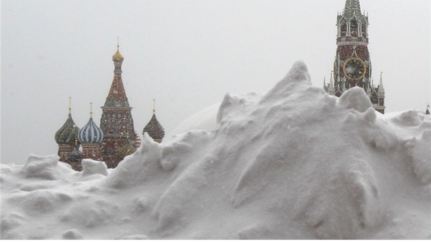 Snh zmnil i pohled na Moskvu. Prmrn vysoc lid tak mohli vidt jen vrcholky slavnch pamtek.