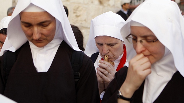 Katolick dov sestry se modl po pchodu proces.