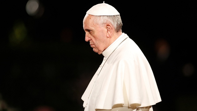 Pape pihlel podobn jako v pedchozch letech i jeho pedchdce Benedikt XVI. ceremonii z vyhldkov terasy.
