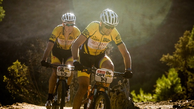 ZA VTZSTVM. Bikei Christoph Sauser (v ele) a Jaroslav Kulhav vyhrli pt dl etapovho zvodu Cape Epic.