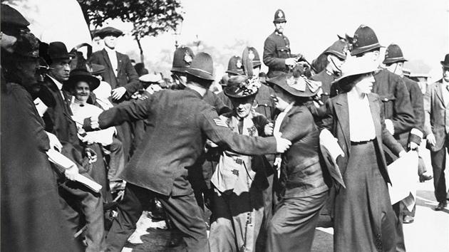 Policie brn Emmeline, Christabel a Sylvii Pankhurstovm (zleva) pedat petici v Buckinghamskm palci.