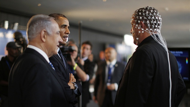 V podzem muzea si Obama prohldl i technologick novinky, mimo jin "helmu" umoujc komunikaci s potaem pomoc mylenek (21. bezna 2013)