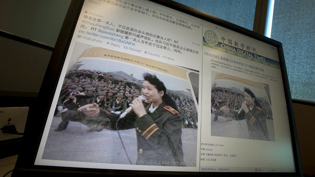 Fotografie monitoru potae a webovch strnek, na kterch je souasn prvn dma ny v roce 1989, kterak zpv vojkm po masakru na Tchien-an-men (29. bezna 2013)