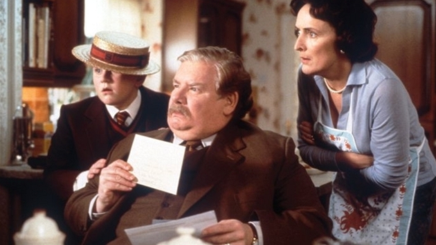 Rodina Dursleovch, u kterch mal Harry Potter Vyrstal. V podn Harryho Mellinga vlevo Potterv bratranec Dudley, uprosted herec Richard Griffiths jako strek Vernon a teta Petunie (Fiona Shaw) ve filmu Harry Potter a Kmen mudrc (2001). 