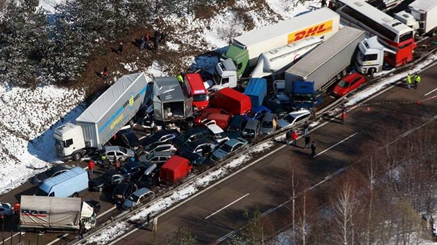 Za sněhové vánice s nízkou viditelností do sebe narazilo celkem 231 vozidel. (20. března 2008)