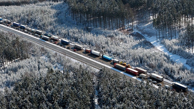 Provoz na spojnici Prahy a Brna se zastavil v obou směrech. Mnoho lidí zůstalo na dálnici uvězněno v kolonách. (20. března 2008)