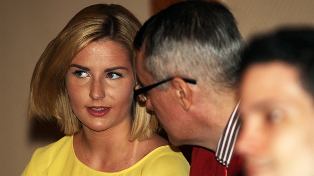 Dcera prezidenta Miloe Zemana Kateina si nenechala ujt sjezd Strany prv oban (23. bezna 2013).