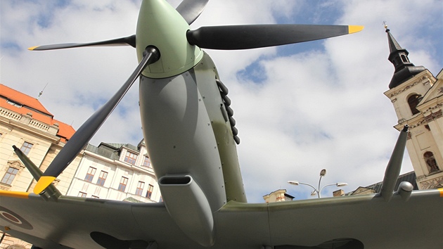 Modeláři se sešli na výstavě O štít města Jihlavy. Na náměstí byla vystavena i replika stíhačky Supermarine Spitfire ve skutečné velikosti (23. března 2013).