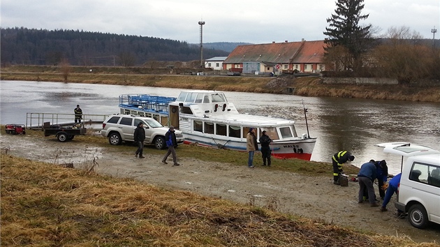 Do vletn lodi Male vtkala drami v boku voda. Hrozilo, e se v Hlubok nad Vltavou potop. Zashnout museli hasii.