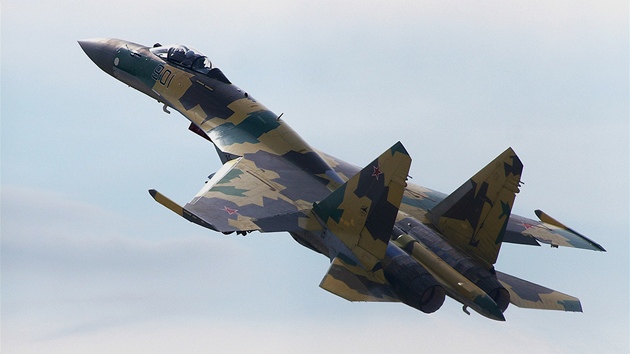 Sthaka Su-35 pi pedvdcm letu na moskevskm aerosalonu v roce 2011