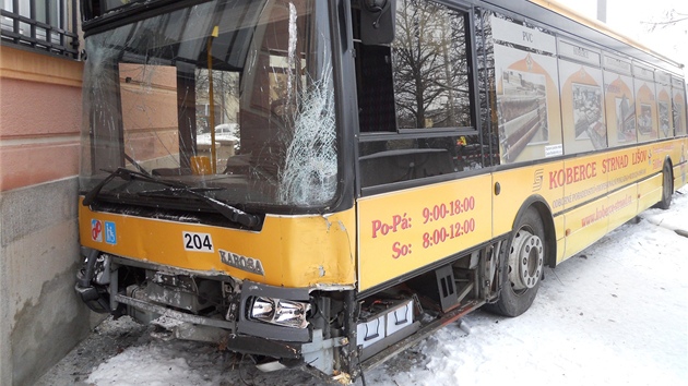 Autobus MHD narazil do poty na Senováném námstí v eských Budjovicích.