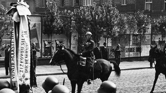 Generál Slezák (Hitlerův tajný přítel) na koni.