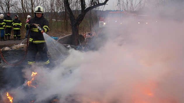 Požár skládky u Skřivan na Hradecku způsobil bezdomovec. (25. 3. 2013)