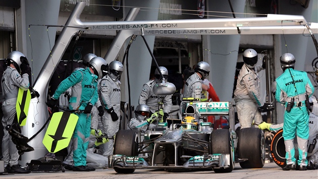 TENTOKRT SE TREFIL. Lewis Hamilton po zastvce v boxech Mercedesu.