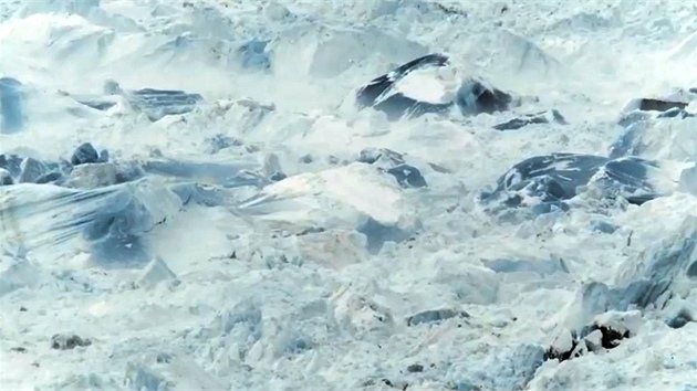 James Balog na videu zachytil odlomen gigantick masy asi 7,4 kubickch kilometr z nejvtho ledovce na severn polokouli u Ilulissatu v Grnsku.