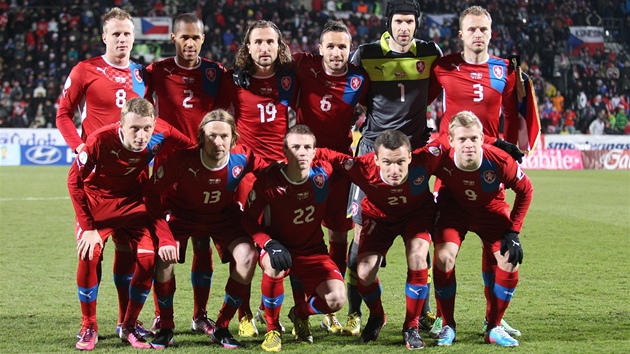 Čeští fotbalisté pózují před kvalifikačním zápasem v Olomouci proti Dánsku.