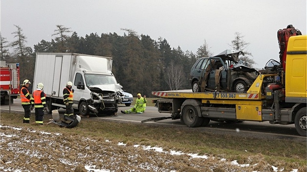 Dohromady a jedenct voz havarovalo na silnici vedouc z Havlkova Brodu na Hlinsko. Ve zaalo rann koliz dvou aut, pi kter zemela ena. Nsledn idi kamionu narazil do kolony voz v dob, kdy u provoz u nehody dila policie. 