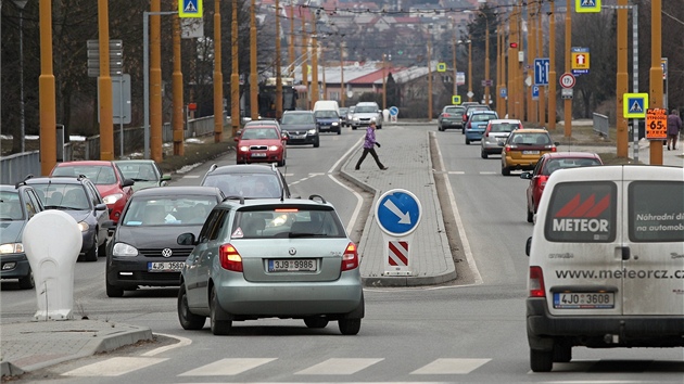 Silnin ostrvky ped lety vznikly i na jihlavskm sdliti Bezinky. Mly pispt ke zklidnn dopravy a vt bezpenosti chodc. I tam se vak setkaly s vlnou kritiky nejen idi. 