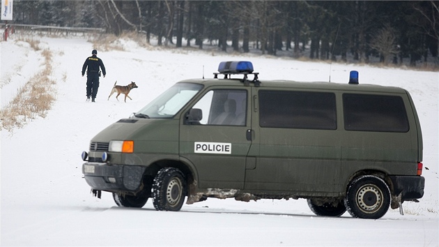 Jet ve stedu v jedenct hodin ped brnou stly policejn vozy a dal auta patc psovodm.