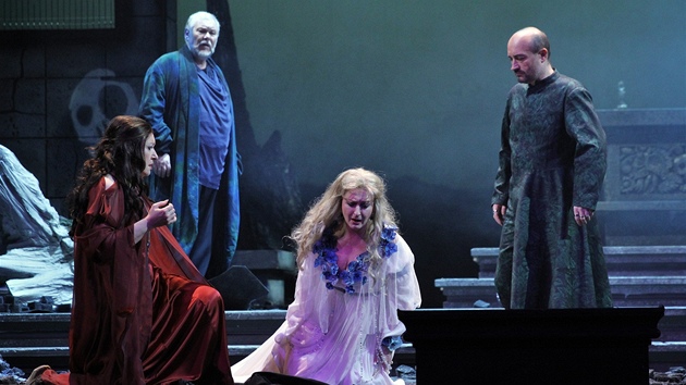 Z inscenace opery Giuseppa Verdiho Don Carlo v praskm Nrodnm divadle