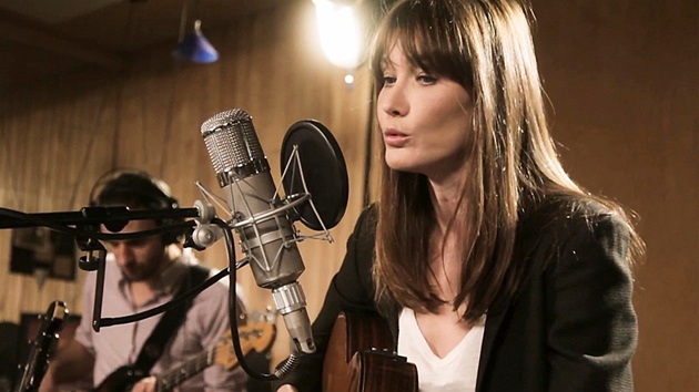 Carla Bruniová ve studiu při nahrávání alba Little French Songs