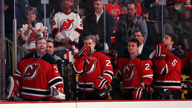 SMV A ZAMYLEN. Brank Martin Brodeur (vlevo) se cul, jeho spoluhri z New Jersey Anton Volenkov, Marek idlick a Adam Larsson jsou zamylen. 