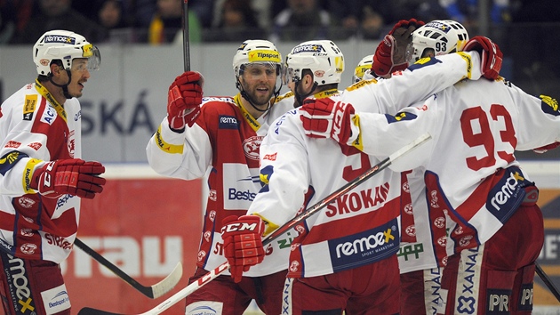 GLOV RADOST. Hokejist Slavie oslavuj pesnou trefu Dvida Skokana.  