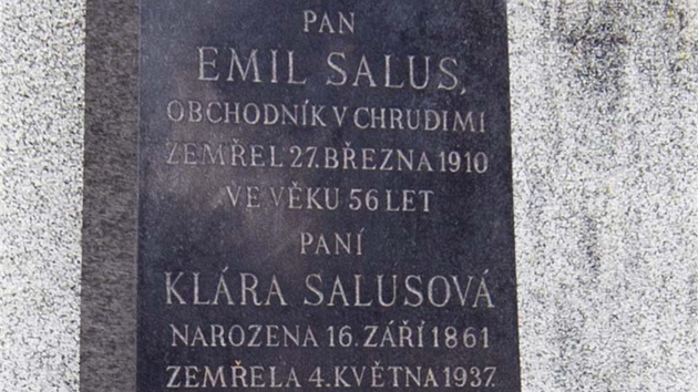 Na chrudimském židovském hřbitově leží Emil Salus, pradědeček bývalé ministryně zahraničních věcí Spojených států Madeleine Albrightové. Má společného
předka s Janem Salusem, který jako jeden z šesti chrudimských Židů přežil holocaust.