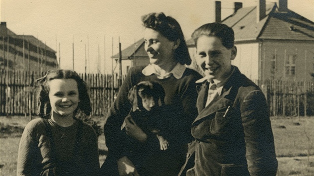 Paní Orská s dětmi na zahradě jejich domu V Tejnecku. Otec rodiny Josef Ornstein-Orský se s manželkou rozvedl, ji a děti tím zachránil, dcera dosud v Chrudimi žije.