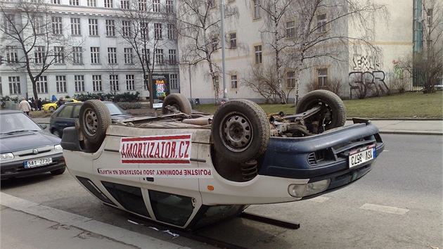 Auto na stee najdete i v ulici V Botanice na Praze 5