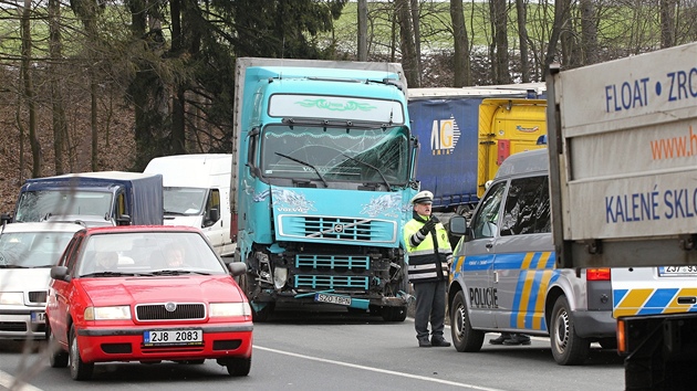 Dohromady 11 voz havarovalo na silnici vedouc z Havlkova Brodu na Hlinsko. Ve zaalo rann koliz dvou aut, pi kter zemela ena. Nsledn idi kamionu narazil do kolony voz v dob, kdy u provoz u nehody dila policie.