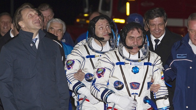 Rut kosmonauti Pavel Vinogradov a za nm Alexandr Misurkin krej ke kosmick lodi Sojuz. Na mezinrodn vesmrn stanici strv 5 msc a Vinogradov tam oslav sv 60. narozeniny.