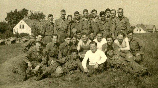 Americk armda v kvtnu 1945 v Sokolov. Vojci se fotili na mst, kde dnes stoj sokolovsk gymnzium.
