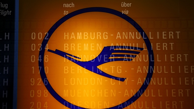 Lufthansa zrušila kvůli stávce zaměstnanců 700 letů. Na snímku je vidět tabuli se zrušenými lety překrytou logem dopravce.