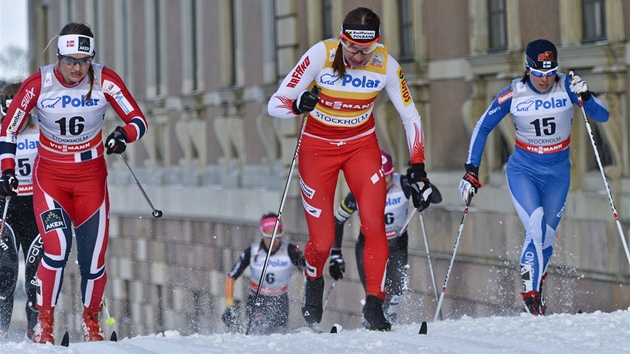 Justyna Kowalczykov (uprosted) si b pro dal vhru ve Svtovm pohru. Tentokrt ve Stockholmu ped krlovskm palcem.