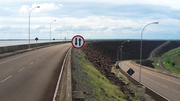 Na hrzi Itaipu, nejvt vodn elektrrny svta