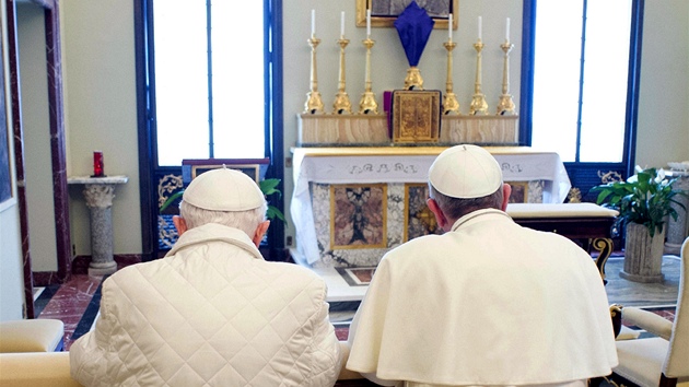 SPOLEN MODLITBA. Benedikt XVI. (vlevo) poklekl vedle papee Frantika ke spolen modlitb. 