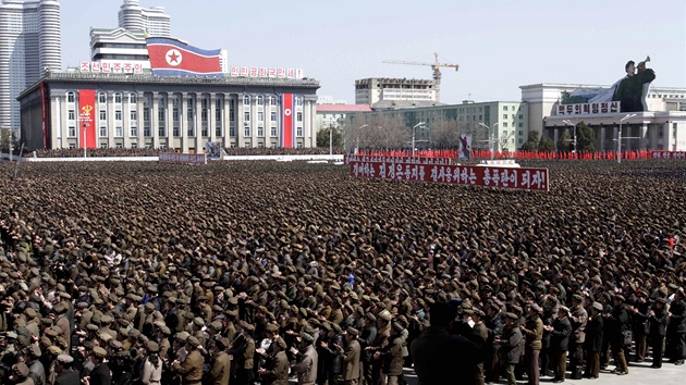 Severokorejci se seli na nmst Kim Ir-sena v Pchjongjangu, aby podpoili souasnho vdce v boji se Spojenmi stty.