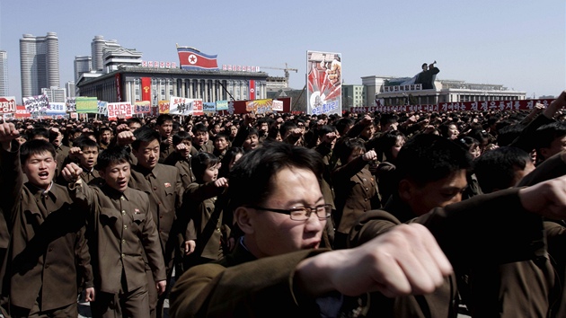 "Smrt americkm agresorm!" volali Severokorejci na rannm shromdn v Pchjongjangu.